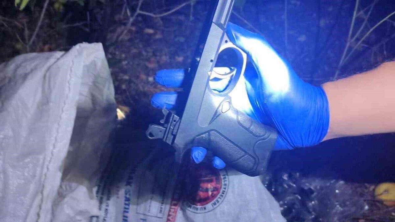 Ağaç altında çuval içinde tabanca ve tüfek parçaları bulundu