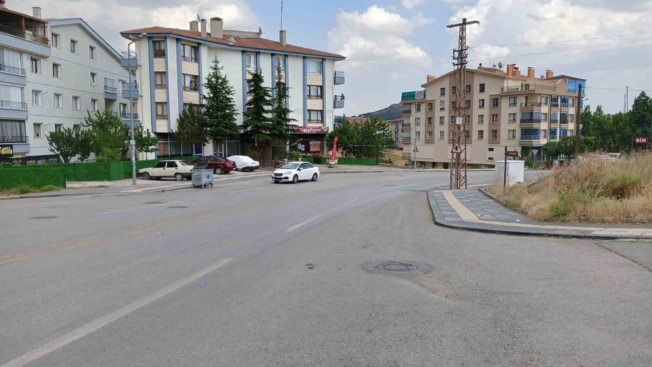 Yaşlı kadın drift atan aracın altında kalmaktan son anda kurtuldu