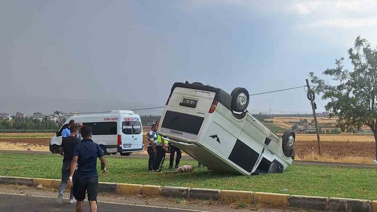 Takla atan minibüsten yara almadan kurtuldu