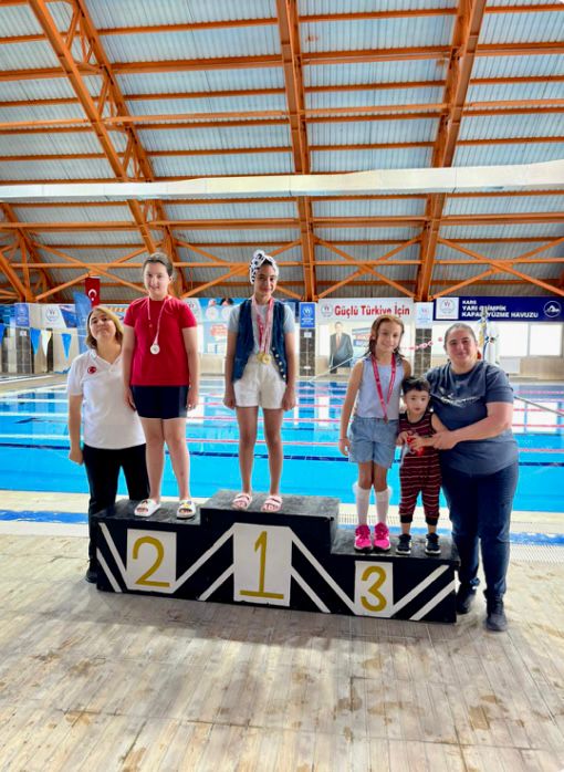 Kars'ta Minik Sporculardan Anlamlı Yarış