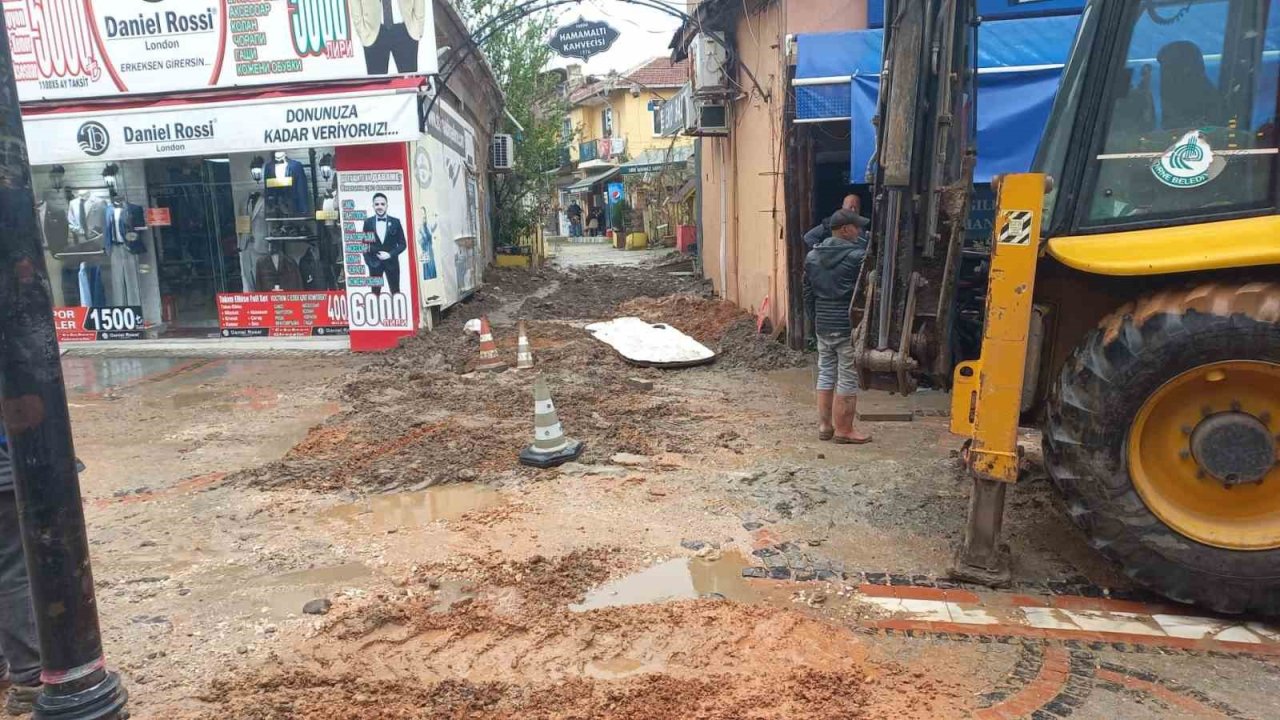 Edirne’de lağım suları caddeyi bastı