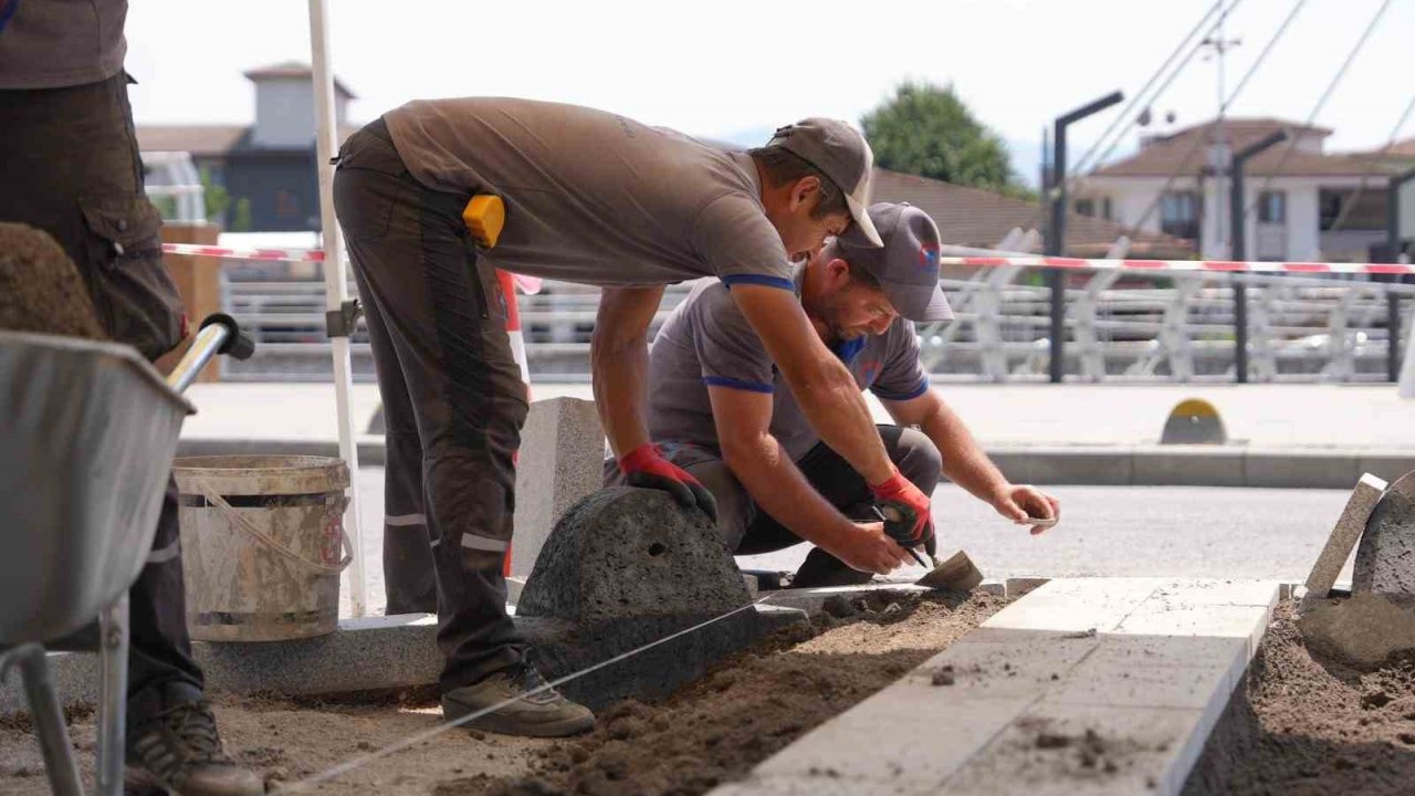 Güvenli yaya trafiği için kaldırımlar yenileniyor