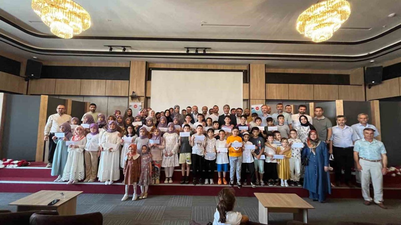 Kütahya’da ’Örgün Eğitimle Birlikte Hafızlık Projesi’ öğrencileri ödüllendirildi