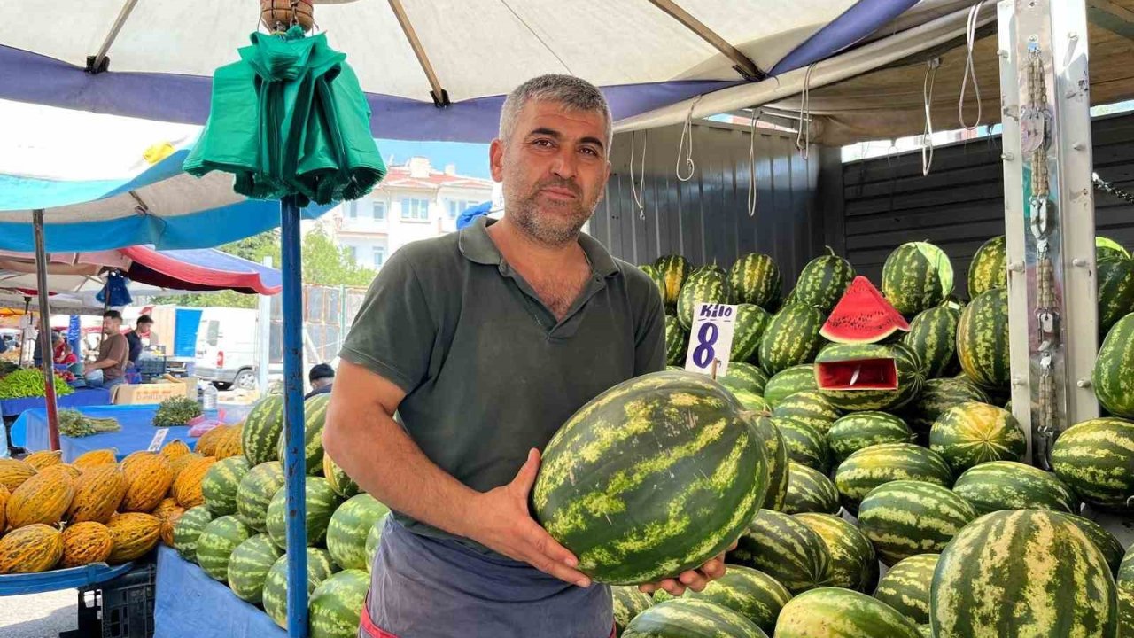 Diğer meyvelerden 20 kat ucuz olmasına rağmen karpuza umulan talep yok
