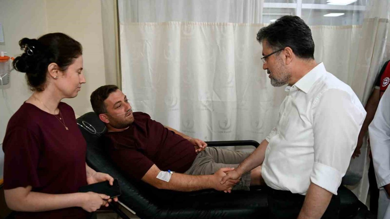 Bakan Yumaklı, dumandan etkilenenleri hastanede ziyaret etti