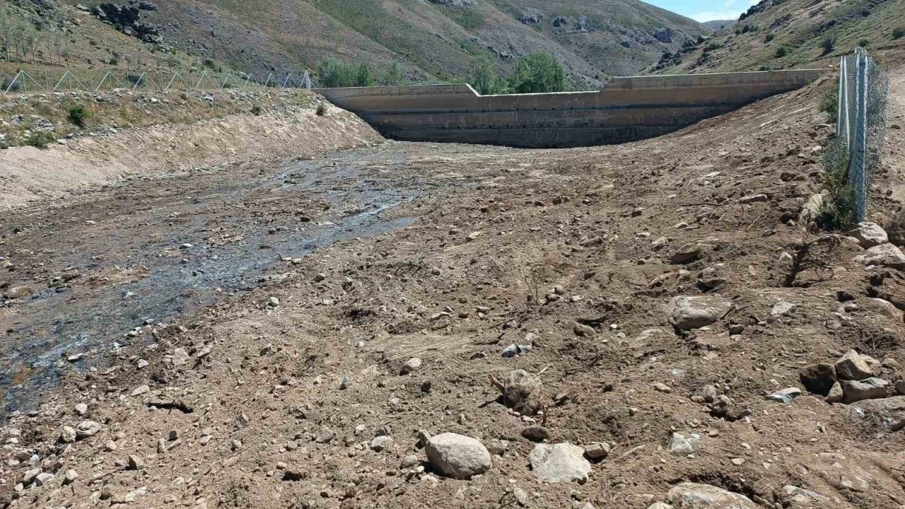 Bayburt Suludere köyündeki tersip bendinde temizlik çalışmaları tamamlandı