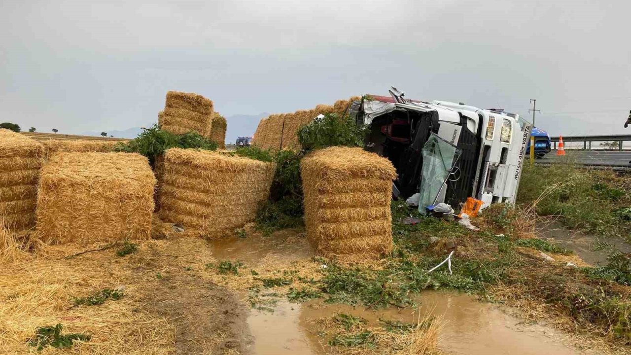 Saman yüklü tır devrildi; sürücü öldü, eşi ve çocukları yaralandı
