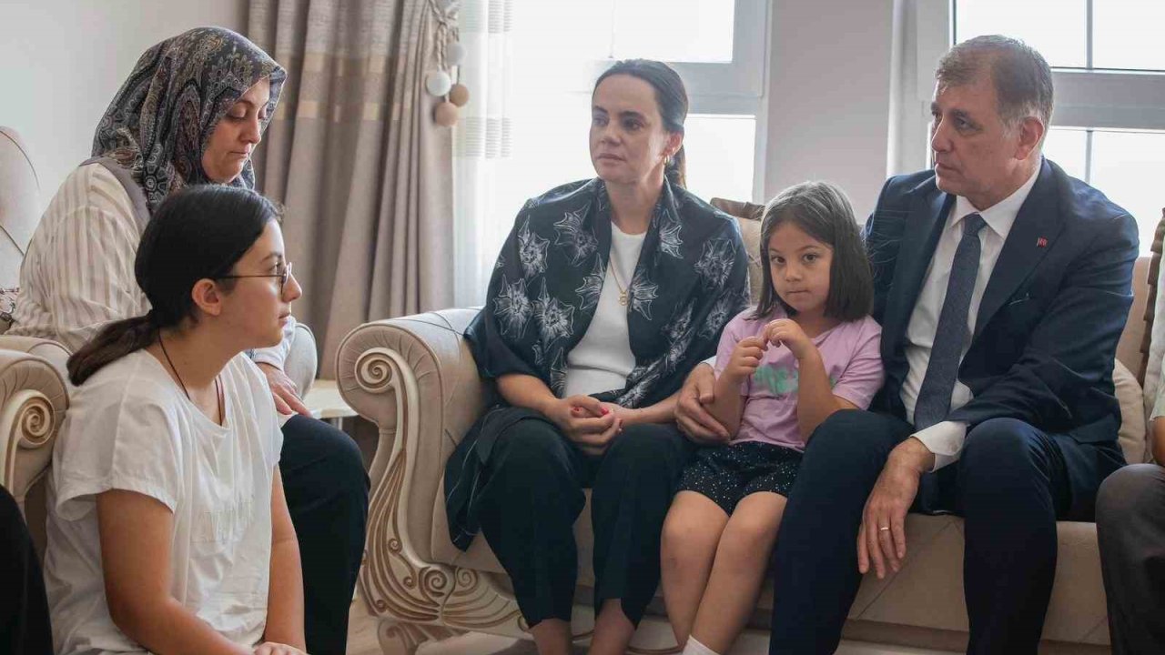 Başkan Tugay yangın şehidi İbrahim Demir’in ailesini ziyaret etti