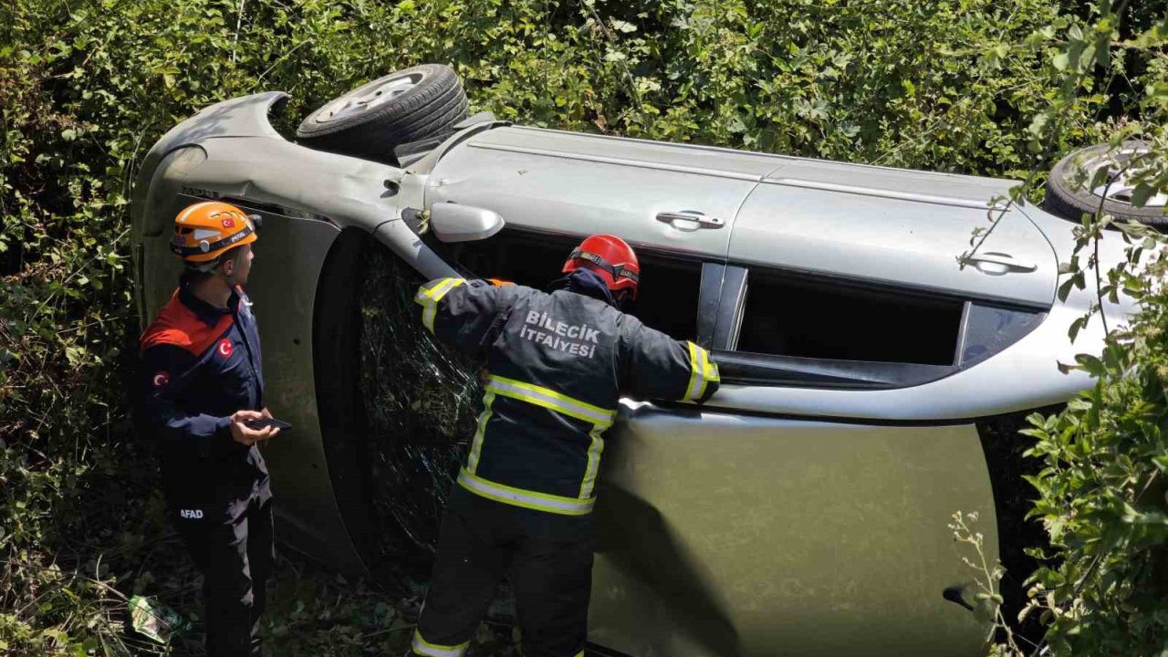 Bilecik’te kontrolden çıkan otomobil dere yatağına yuvarlandı, 3 yaralı