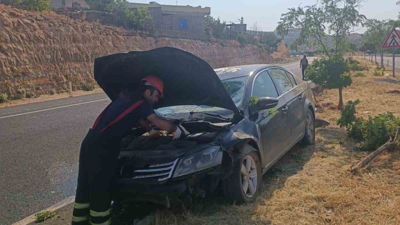 Mardin’de otomobil refüje çarptı: 2 yaralı