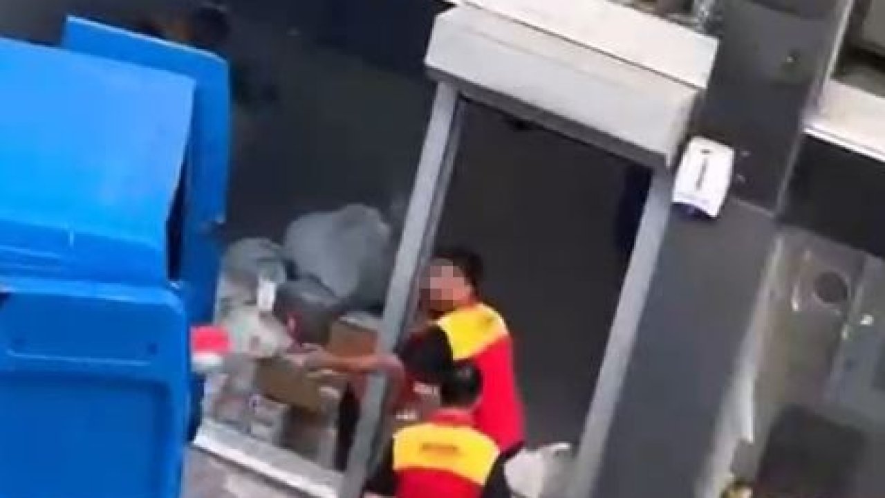 Kargo firması çalışanları kolileri kamyona fırlatarak yükledi