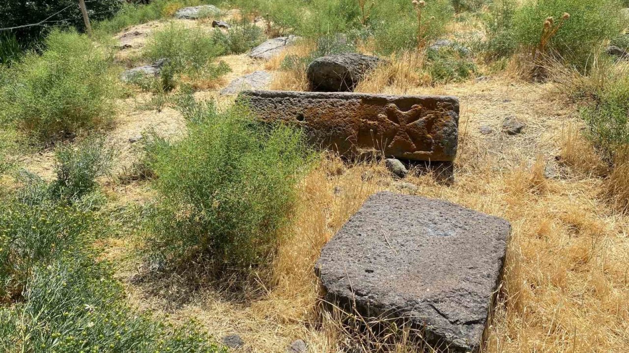 Tarihi mezarlık definecilerin hedefi oldu