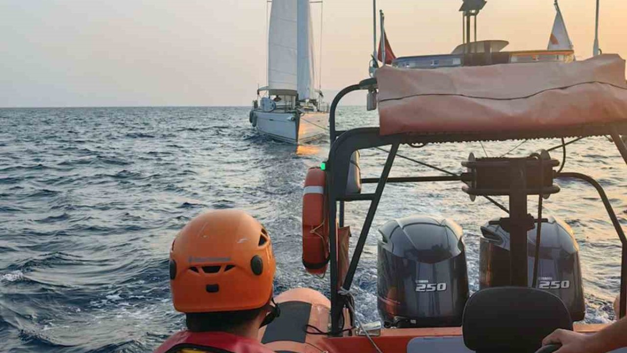 Fethiye Kızılada önlerinde makine arızası yapan yelkenli tekne kurtarıldı