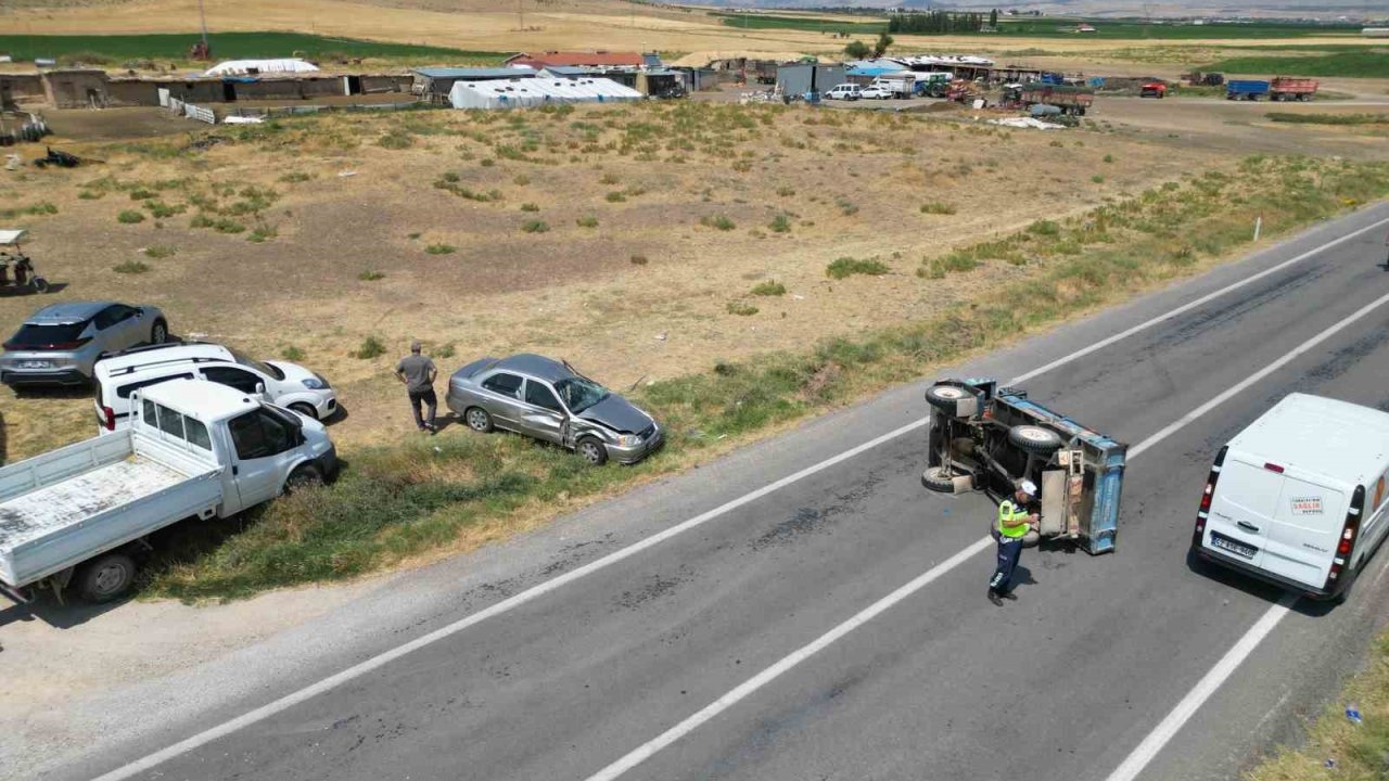 Otomobilin çarptığı patpat yol ortasına devrildi, 1 kişi yaralandı