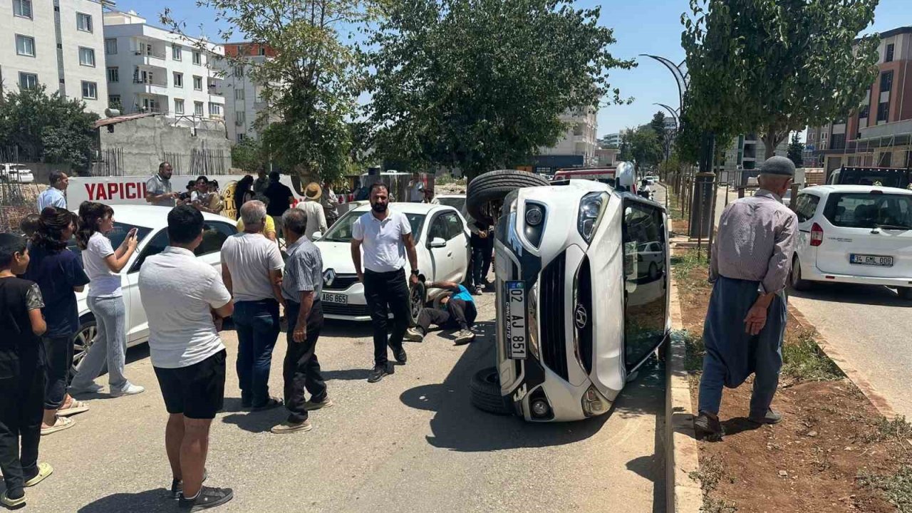 Araçla çarpışan otomobil devrildi: 1 yaralı
