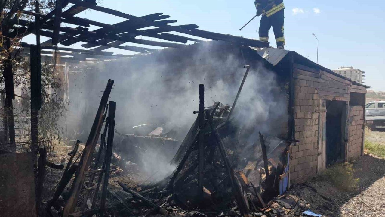 Karaman’da depo yangını