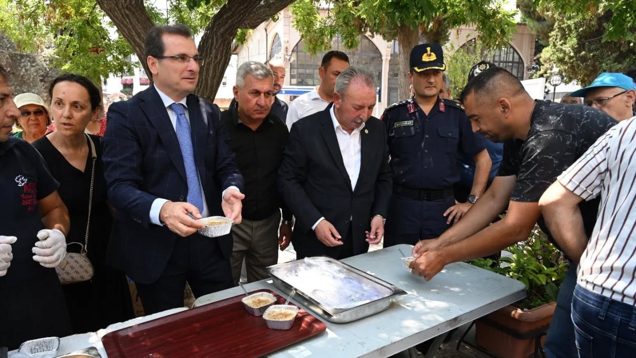 Salihli’deki şehit ailelerinden geleneksel aşure hayrı