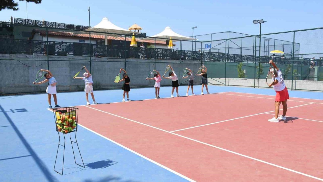 Kuşadası’nda minik tenisçiler ilk eğitimlerini tamamladı