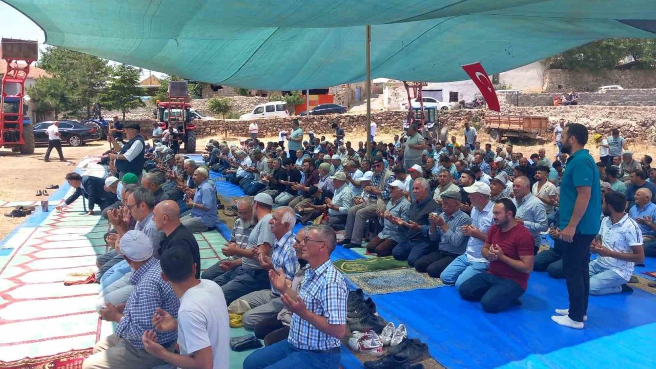 Develi’nin Çomaklı köyünde yağmur duası yapıldı