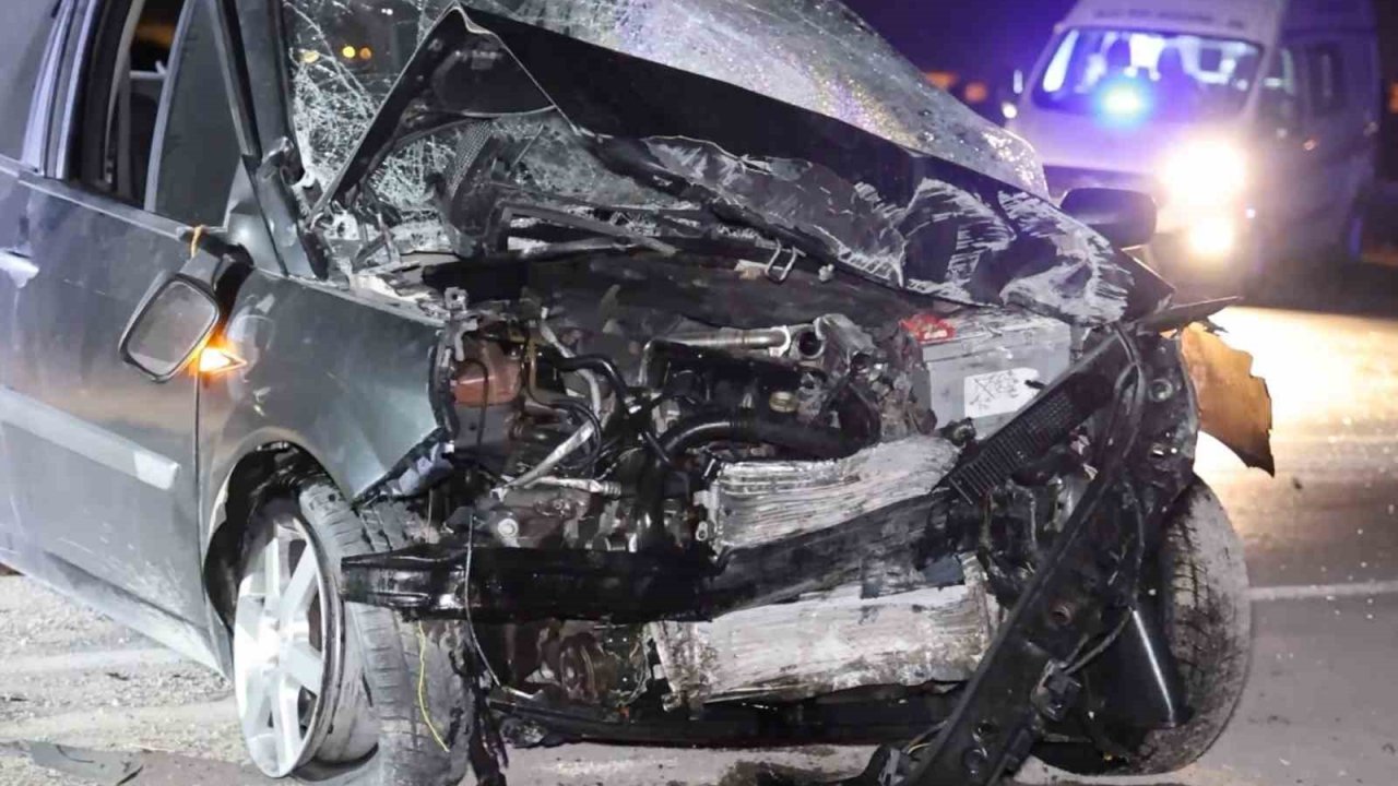 Kontrolden çıkan otomobil duvara çarpıp yola savruldu: 1 ağır yaralı
