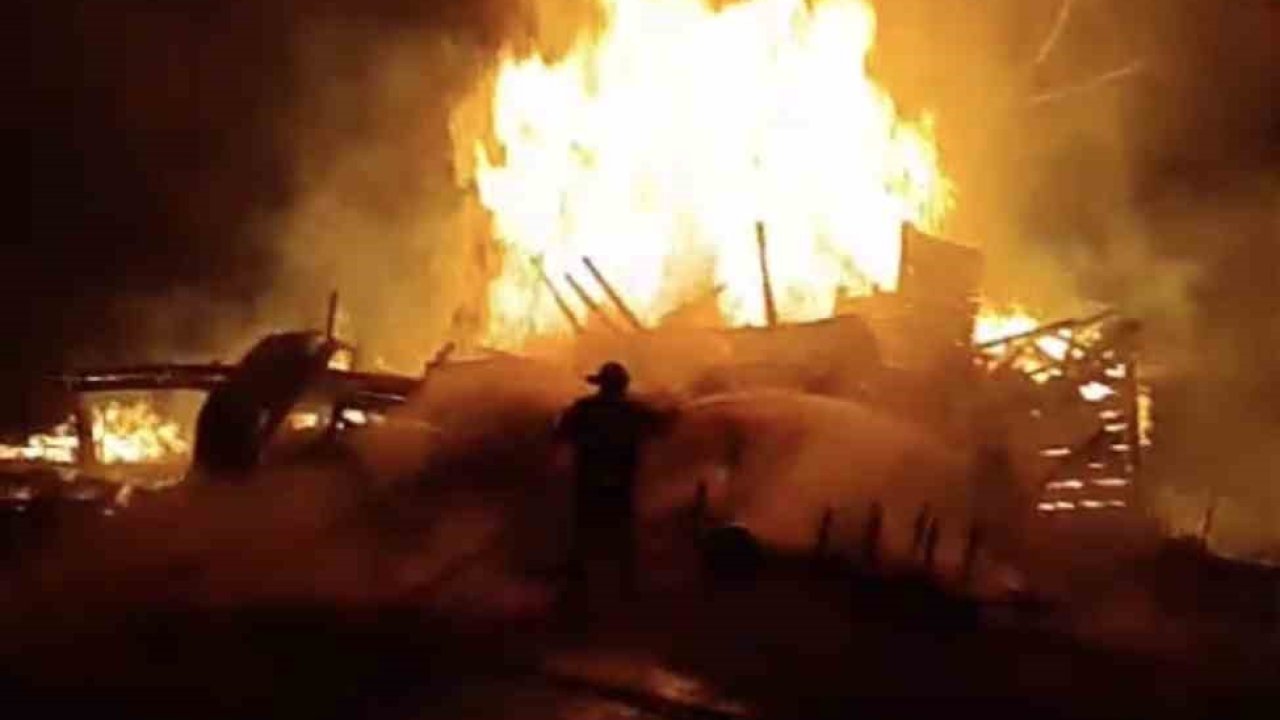 Alevlere teslim olan ev küle döndü