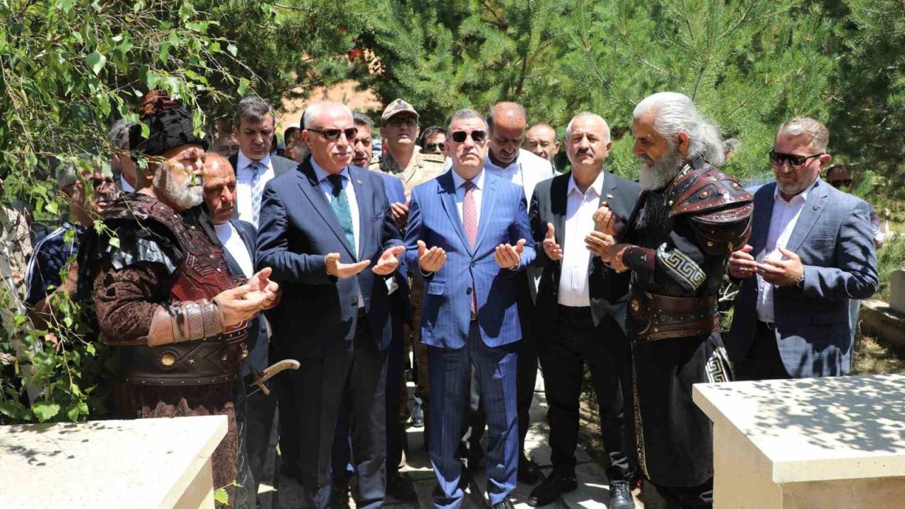 Dede Korkut kabri başında dualarla anıldı