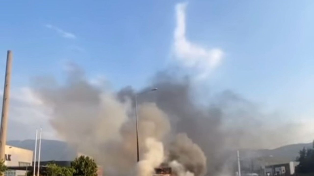 Seyir halindeki kamyonet bir anda alev topuna döndü