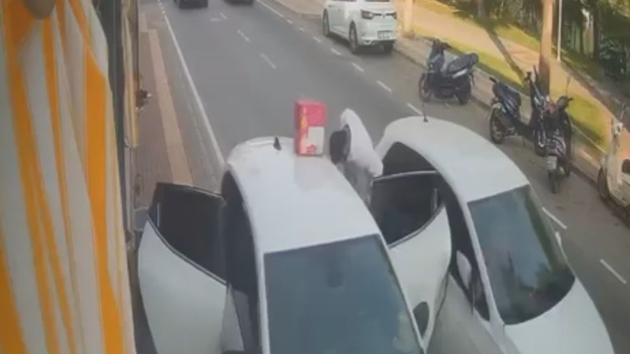 Otomobilden malzeme indiren market çalışanına araba çarptı