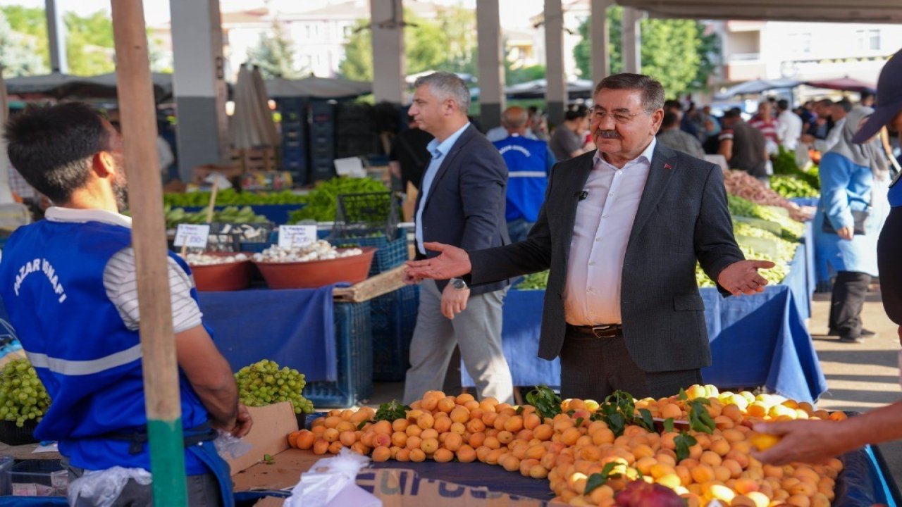 Başkan Odabaşı semt pazarında vatandaşların ve esnafın taleplerini dinledi
