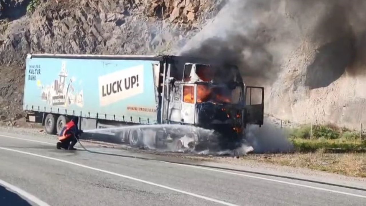 Seyir halindeki tır alev alev yandı