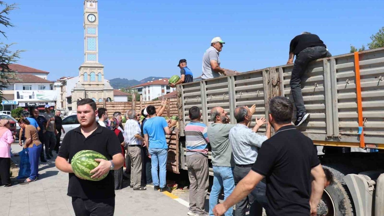 Cumayeri Belediyesi 1 tır karpuz dağıttı