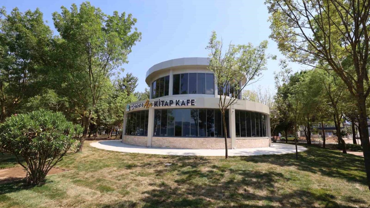 Başiskele Sahili’ne kitap kafe açıldı