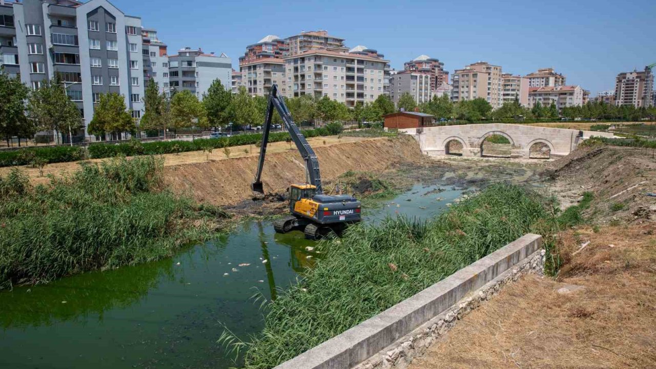 Büyükşehir’den Ayvalı Dere’de temizlik ve ıslah çalışması