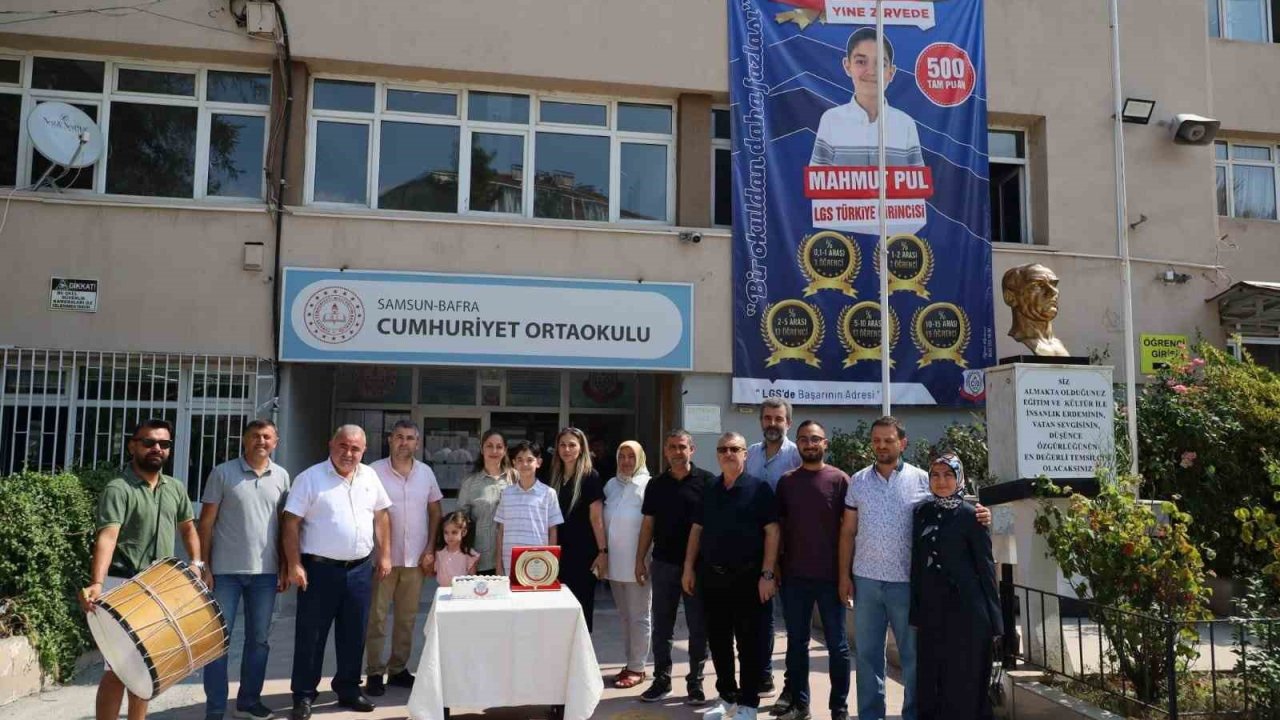LGS Türkiye birincisi öğrenci, plaket ve altınla ödüllendirildi