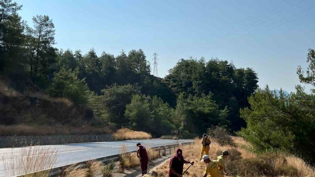 Marmaris’te yol kenarlarında yangınlara önlemler dahilinde ot temizliği yapıldı