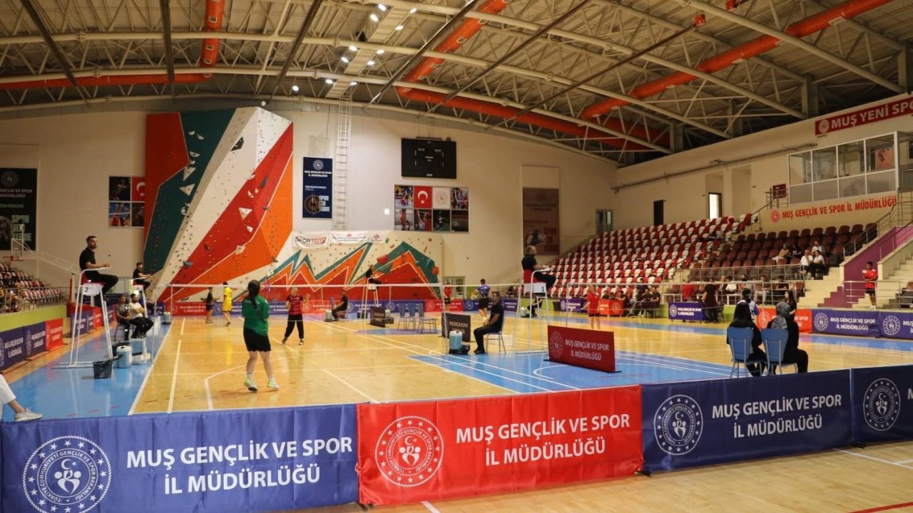 Badmintonun yıldızları Muş’ta buluştu