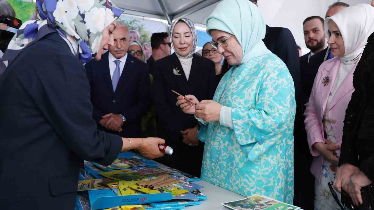 Emine Erdoğan, Ümraniye Çevre Şenliği’nde çocuklarla birlikte teraryum hazırladı