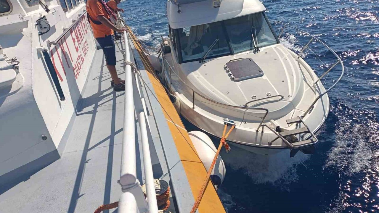 İçinde 9 kişi bulunan ve su alan tekne KIYEM ekiplerince kurtarıldı