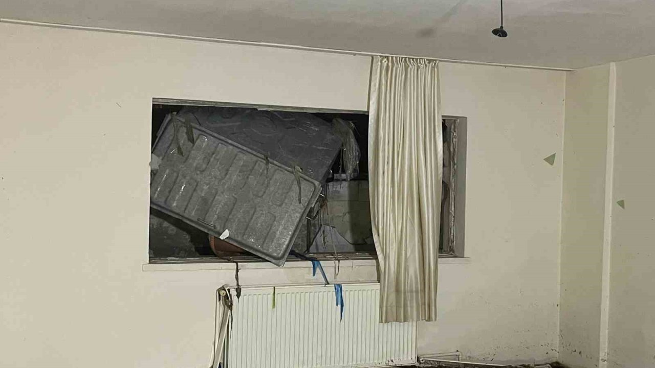 Ankara’da yağış sonrası su dolan dairenin duvarı böyle yıkıldı: 1 yaralı