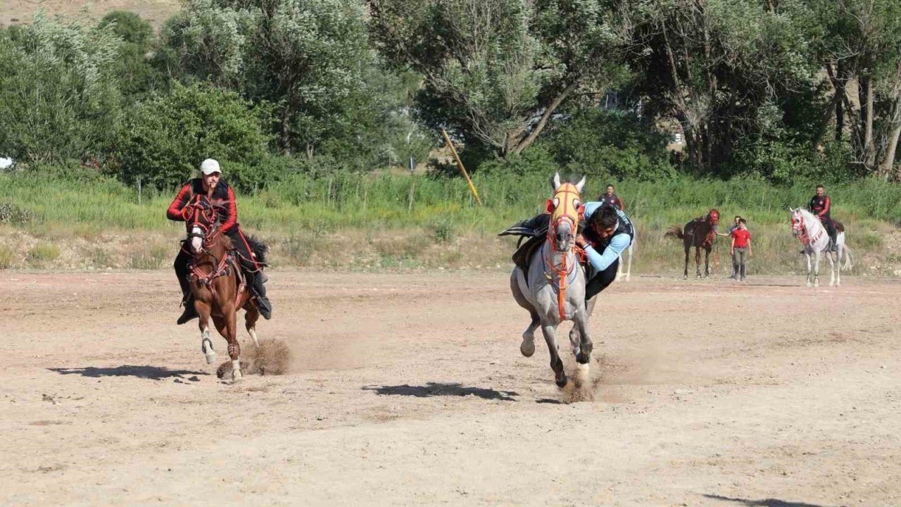 Bayburt’ta ’Dede Korkut Cirit Müsabakası’ düzenlendi