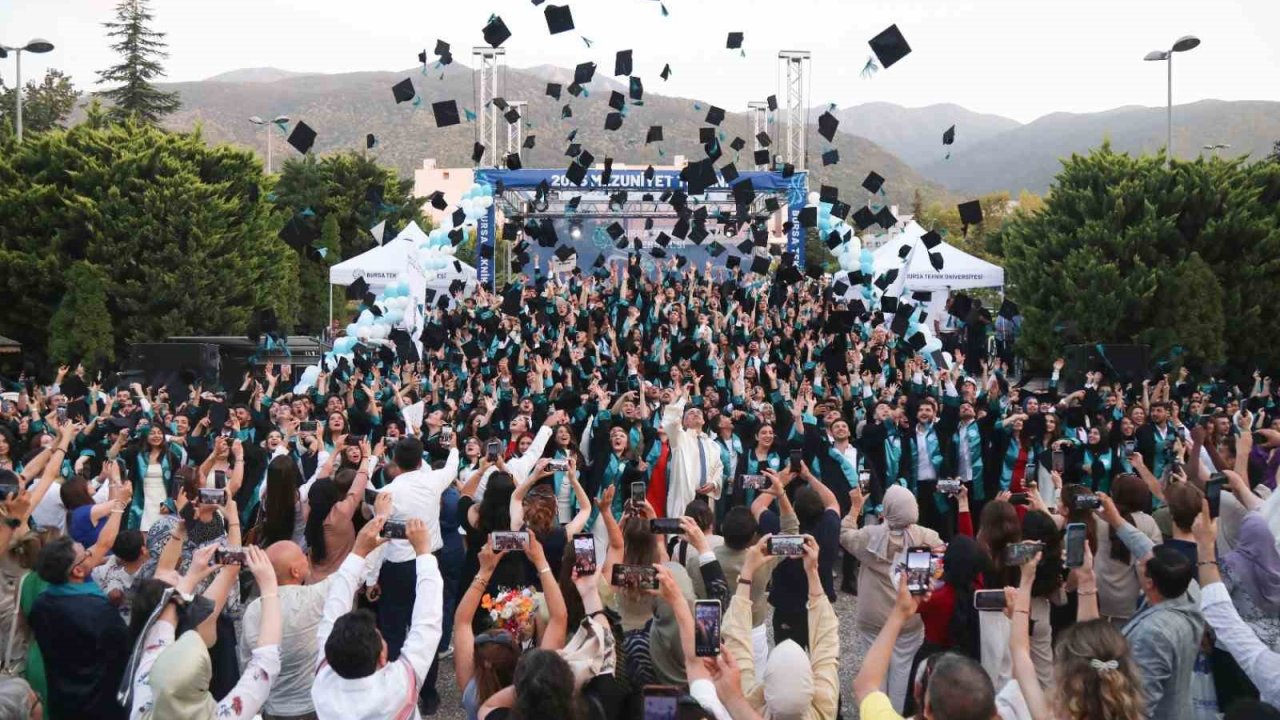 BTÜ’de mezuniyet sevinci ve 15. yıl gururu bir arada