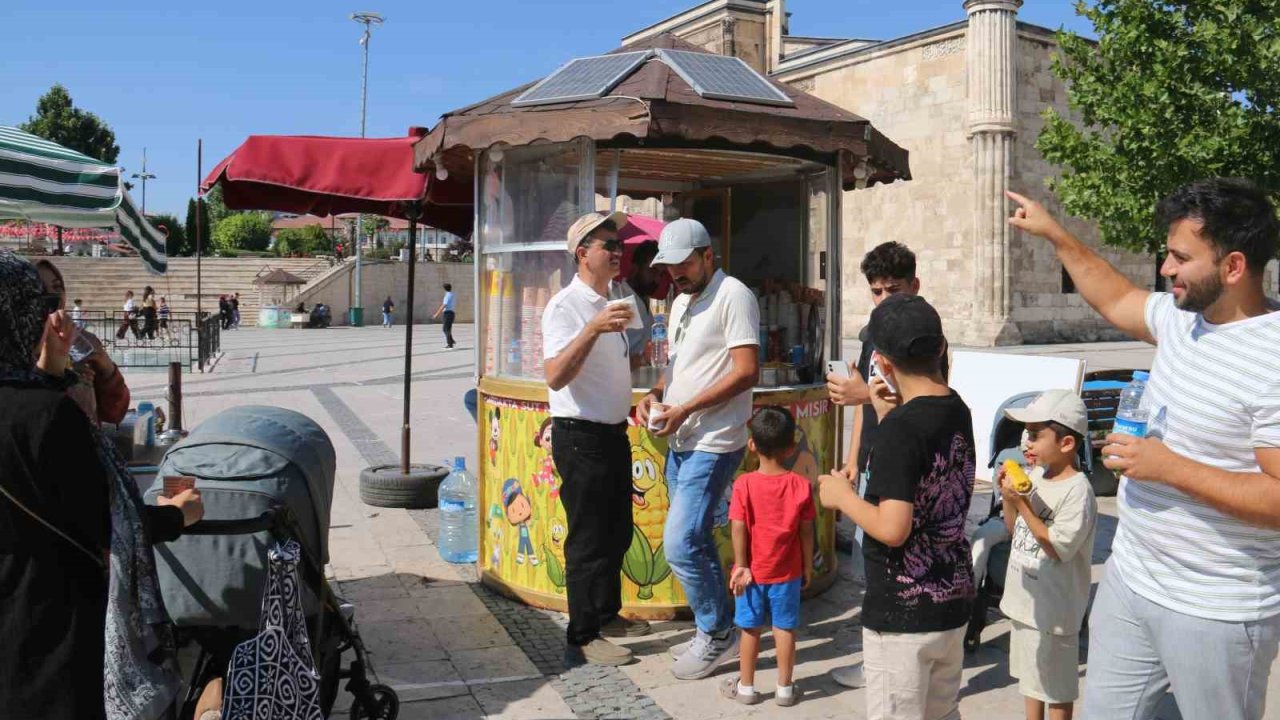 Seyyar tezgahlarını güneş enerji sistemiyle aydınlatıyorlar