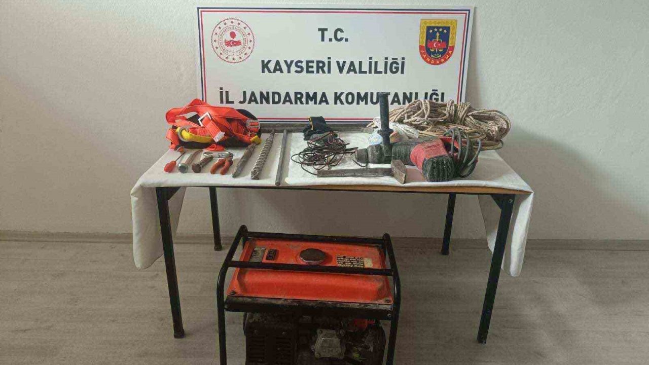 Kaçak kazı yapan 3 kişi yakalandı