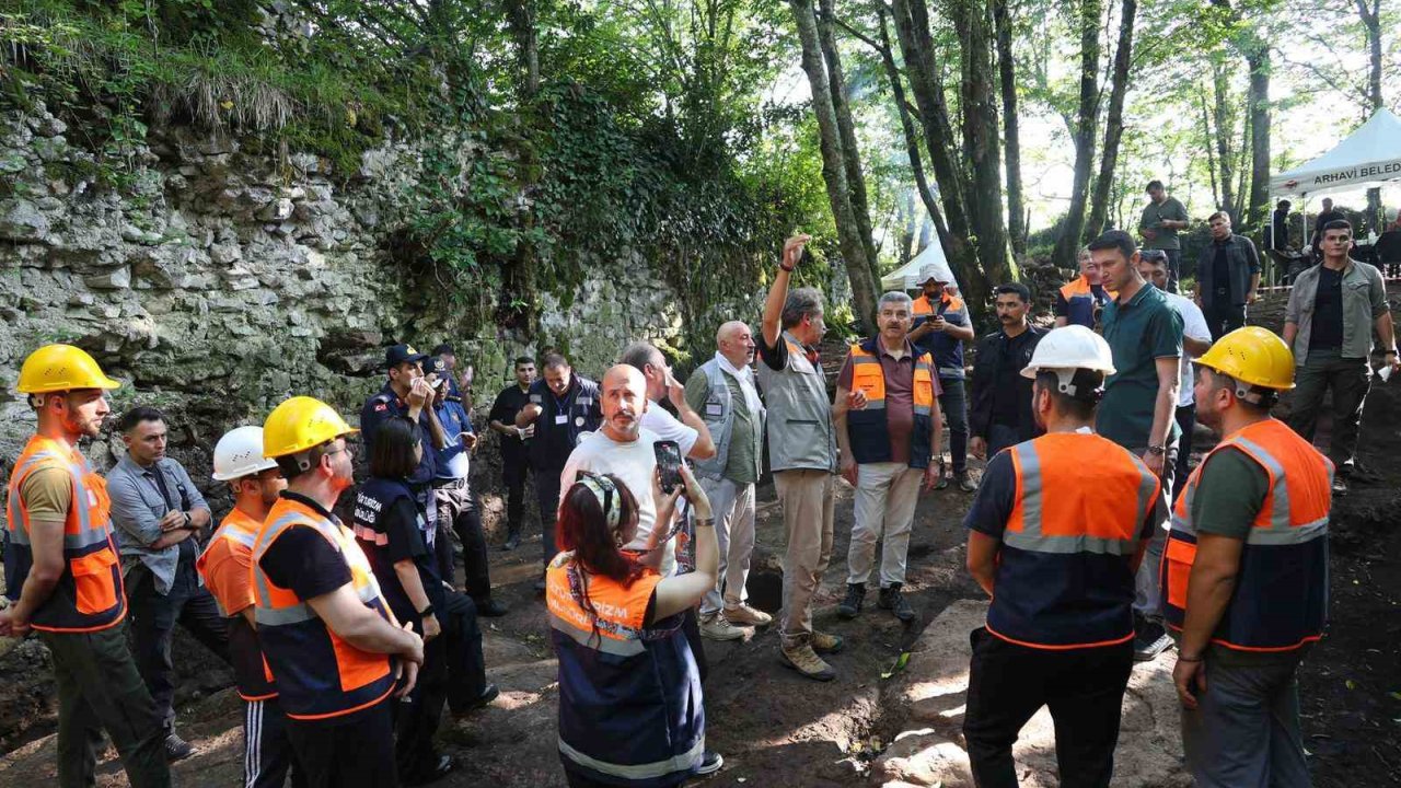 Artvin Valisi Ergün, Ciha Kalesi’ndeki kazı çalışmalarını inceledi