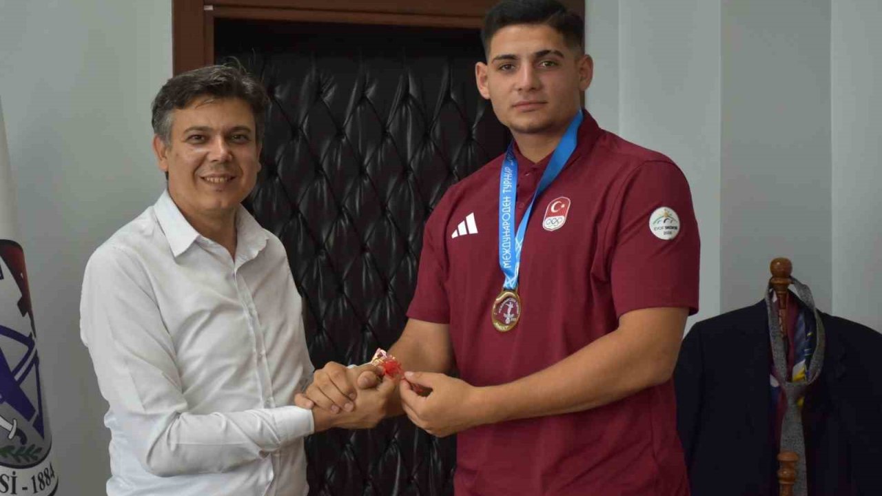 Şampiyon sporculardan Söğüt Belediyesi’ne ziyaret