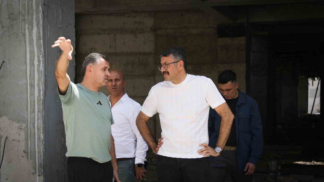 Vali Çelik, çok amaçlı spor salonu inşaatını inceledi