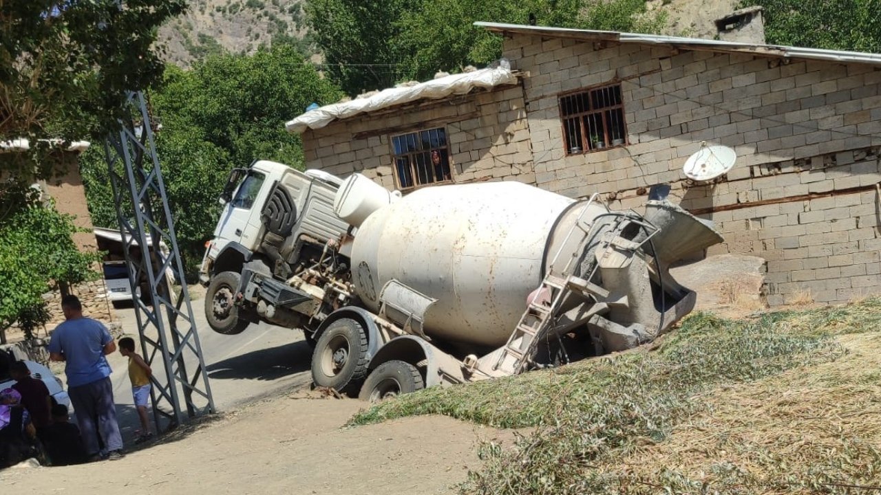 Hakkari’de beton mikseri ahırın üzerine yan yattı