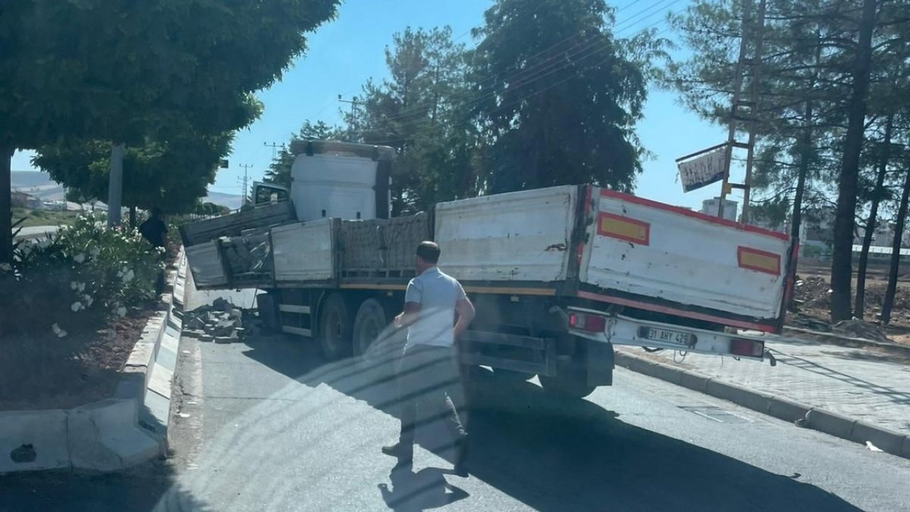 Tırın dorsesi araçtan ayrıldı, facia kıl payı atlatıldı