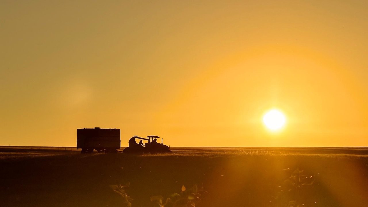 Ağrı’da gün batımıyla harman mesaisi
