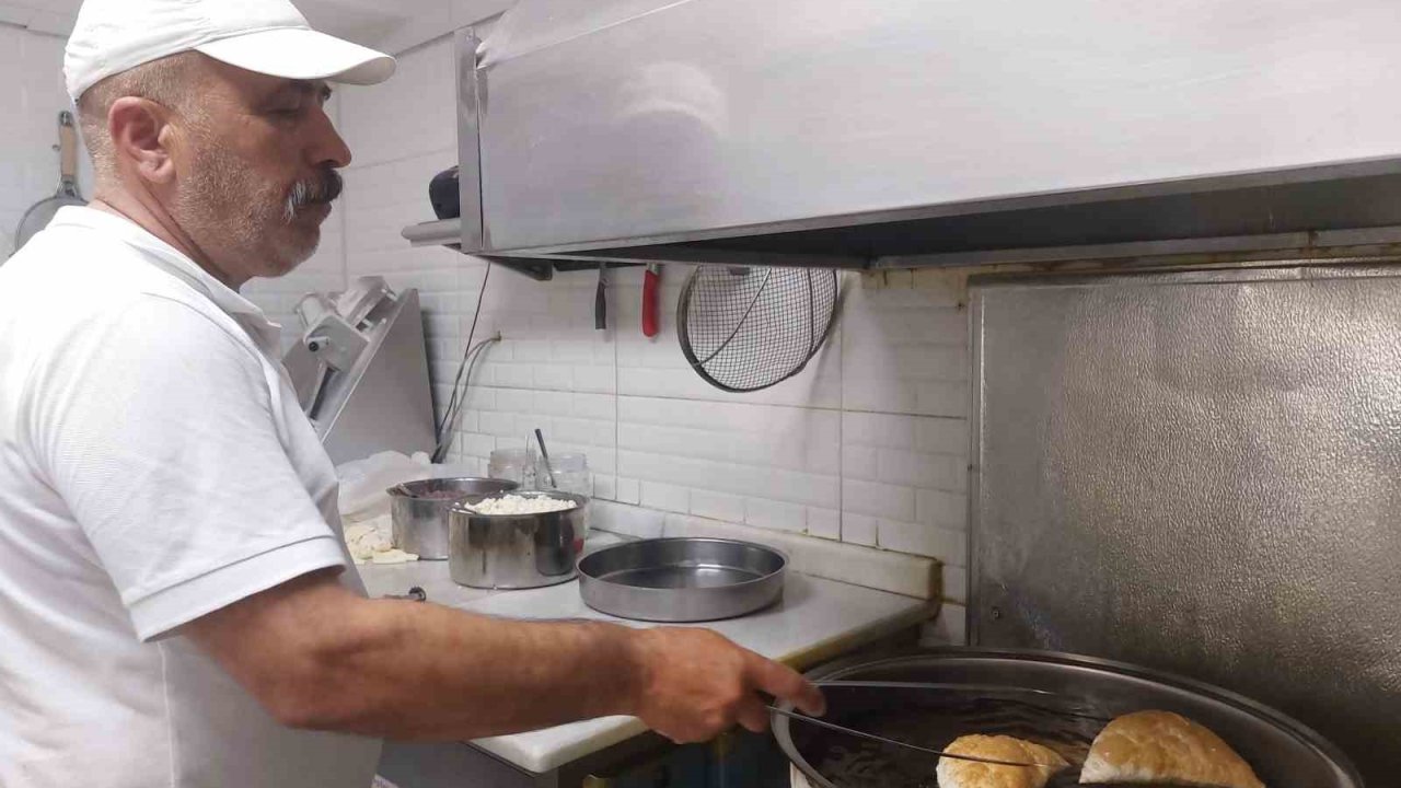 Sıcak havalarda güçlükle çalışan çibörek ustasının motivasyon kaynağı misafirler